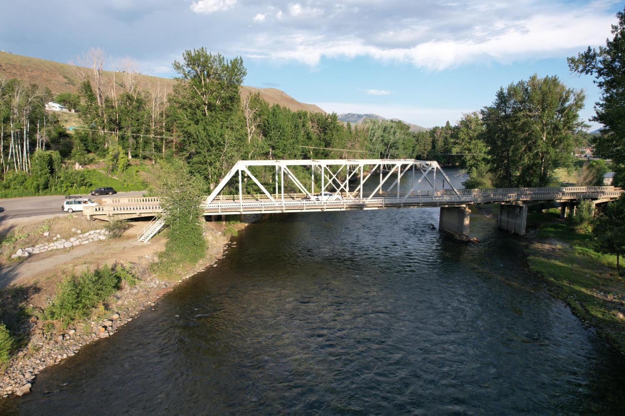 Methow River And Lodge Winthrop